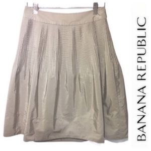 Banana Republic Shimmer circle
skirt cream size 4